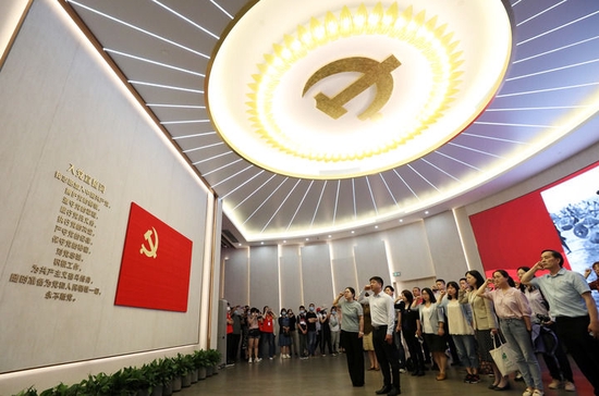  党员在上海中共一大纪念馆里重温入党誓词（2021年6月3日摄）。新华社记者 刘颖 摄