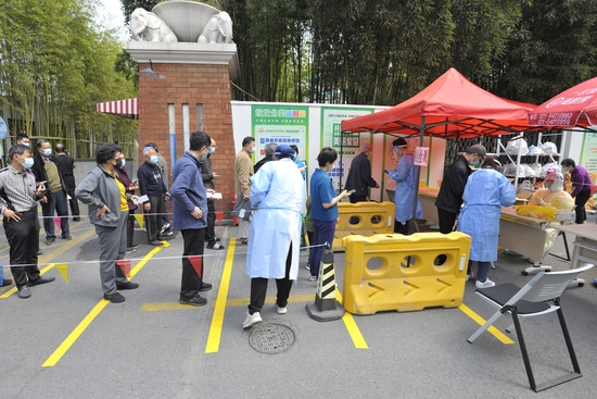 3月13日，上海市明园小安桥小区的居民排队等待接受核酸检测。新华社记者 高峰 摄