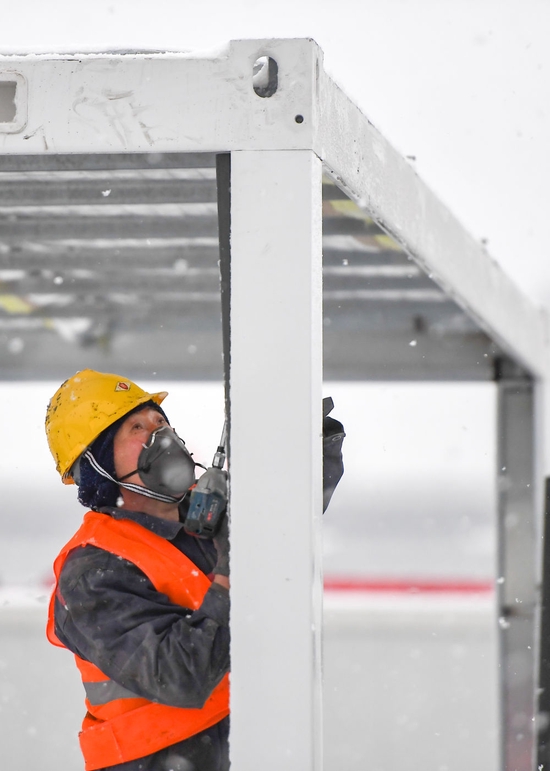 3月15日，工人在吉林市高新南区隔离方舱项目施工现场组装隔离方舱箱体。新华社记者 张楠 摄