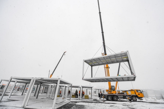 3月15日，工人在吉林市高新南区隔离方舱项目施工现场吊装隔离方舱箱体。新华社记者 张楠 摄