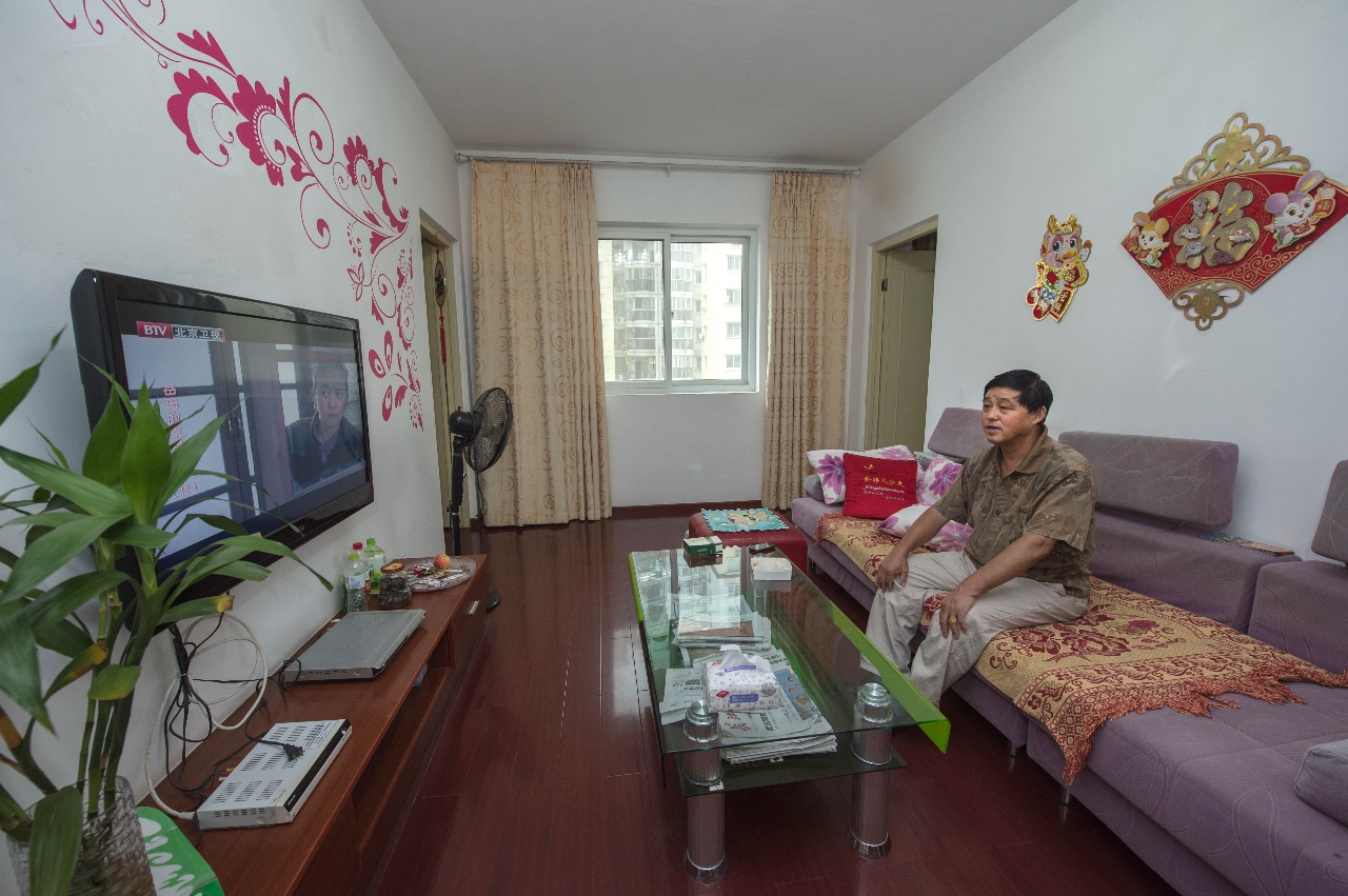 居民胡秋生一家原来住在武汉青山区十几平方米的棚户房里。随着青山区启动棚户区改造，胡秋生住进了青宜居小区74平方米的住房（2013年9月10日摄）。