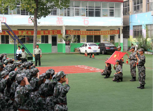 为迎接第65个国庆节,9月24日,临沂市少年军校总校晓蕾创新学校分校