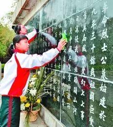 4月4日，河北省南宫市第二中学学生在冀南烈士陵园内祭扫。新华社记者 牟宇摄