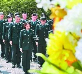 4月4日，山东省烟台市开发区公安分局干警在烟台抗日烈士纪念碑前默哀。新华社发（唐克摄）