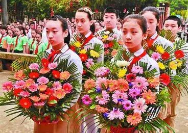 4月4日，福建省福清市实验小学的学生向革命烈士陵园敬献花篮。新华社记者 张国俊摄