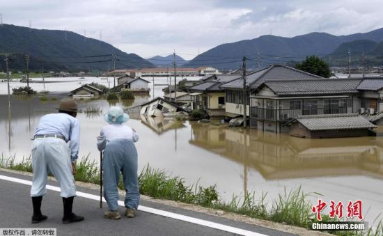 受活跃梅雨锋面影响，日本西部地区暴雨灾情继续扩大，警察、消防和自卫队仍在奋力开展救援行动。