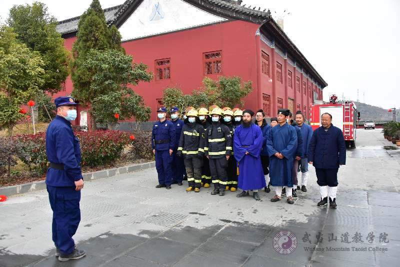 武当山道教学院开展2020年冬季消防安全应急救援演练